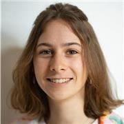 Nachhilfelehrerin, die Französischunterricht für Schüler aller Niveaustufen gibt.